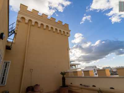 Prima di lasciare l�edificio saliamo sulla terrazza. E da qui, proprio a ridosso dell�iconico torrino e guardando oltre le possenti merlature perimetrali...